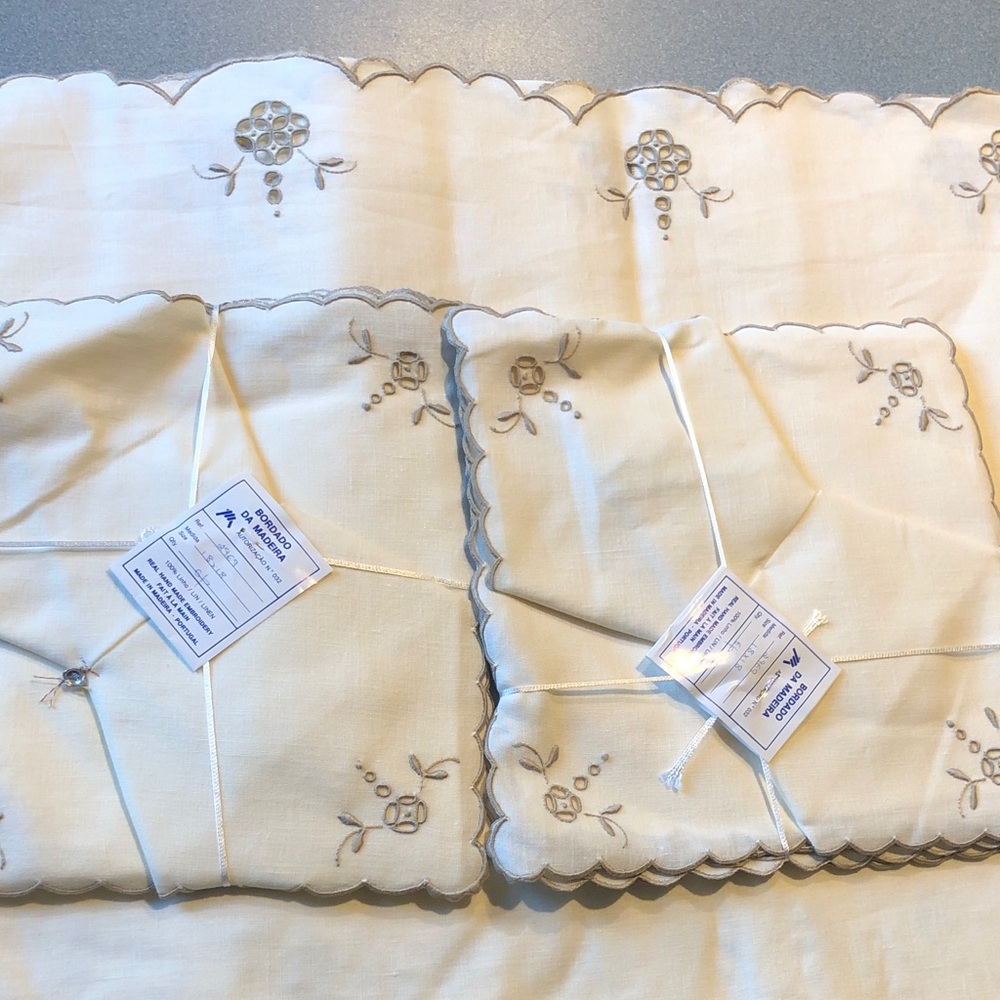 Embroidered Cream Tablecloth and Napkin Set